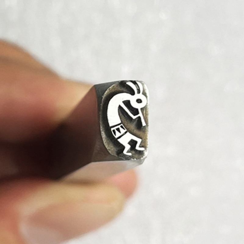 Design del logo indiano Strume - Leatherworking Equipment recensione e prezzo